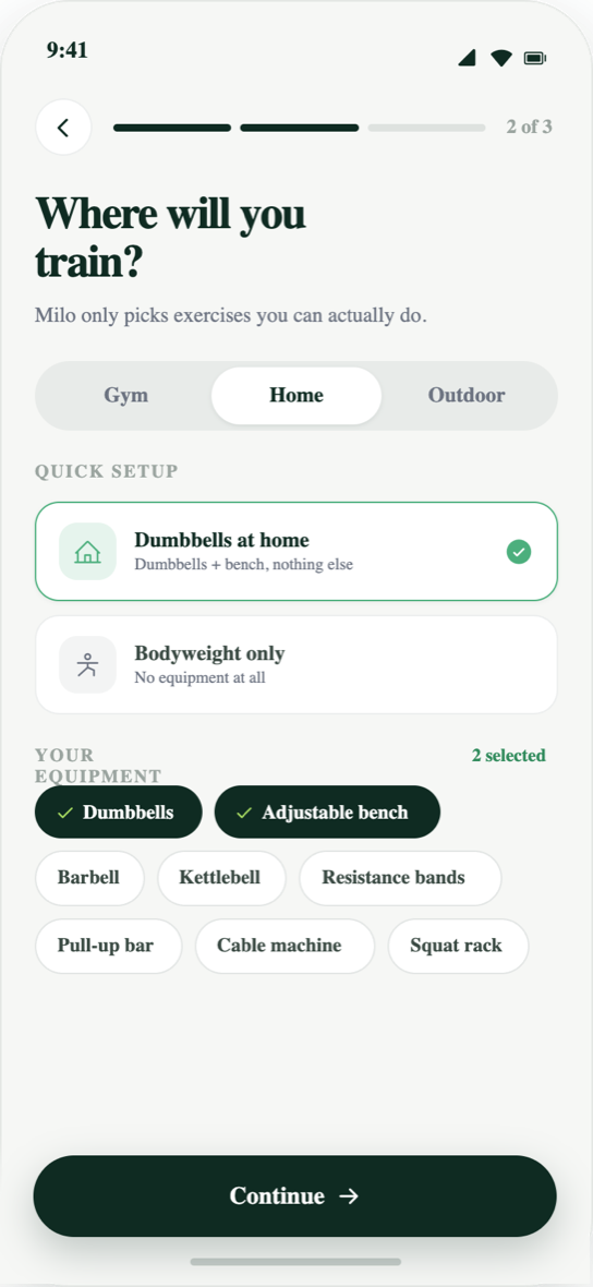 De iPhone-app vraagt waar je traint en welk materiaal beschikbaar is.